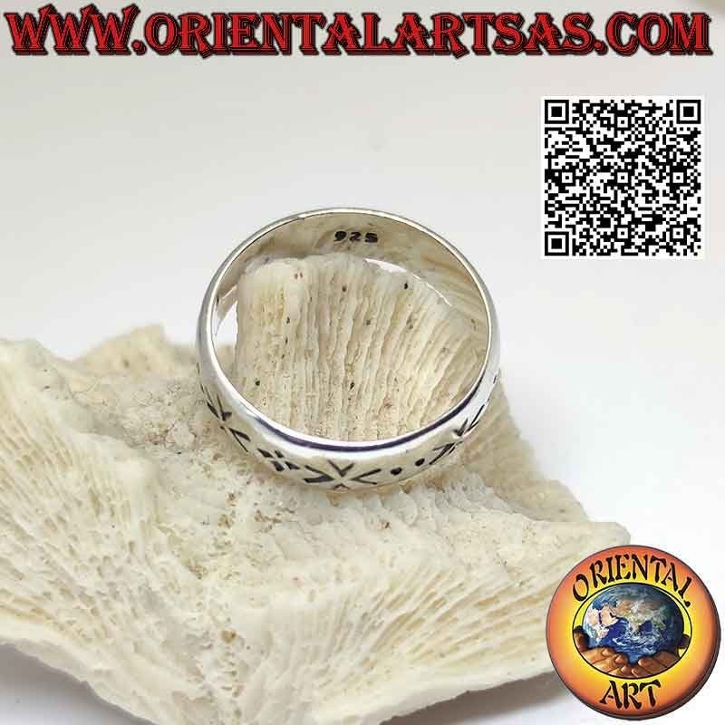 Silver band ring worked with geometric quartets engraved by punch