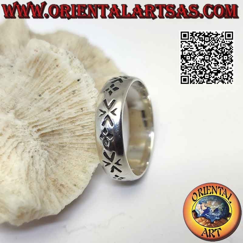 Anillo banda de plata trabajado con cuartetos geométricos grabados a punzón