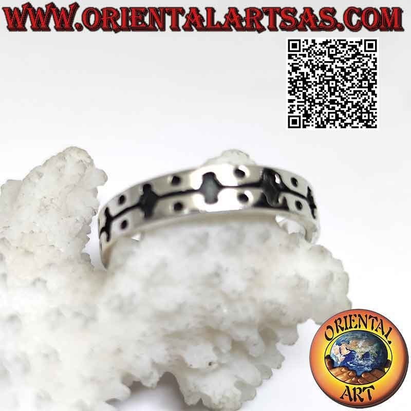 Bague en argent avec une bande travaillée à décor gravé de losanges réunis par un trait et de boules aux quatre coins