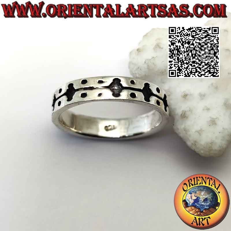 Anello in argento a fascia lavorata con decoro inciso di rombi congiunti da una linea e palline sui quattro angoli