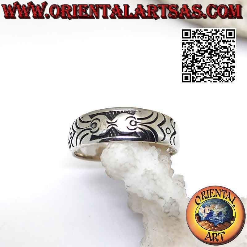 Anillo banda de plata trabajado con decoración erótica maorí grabada