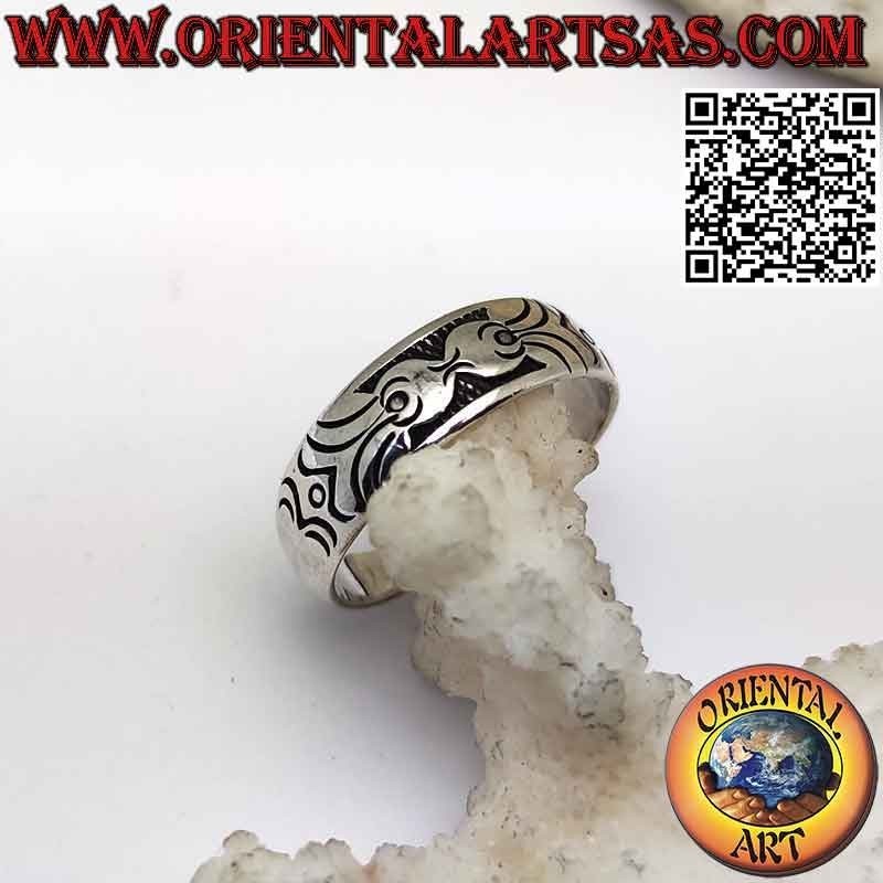 Anello in argento a fascia lavorata con decoro erotico Maori inciso