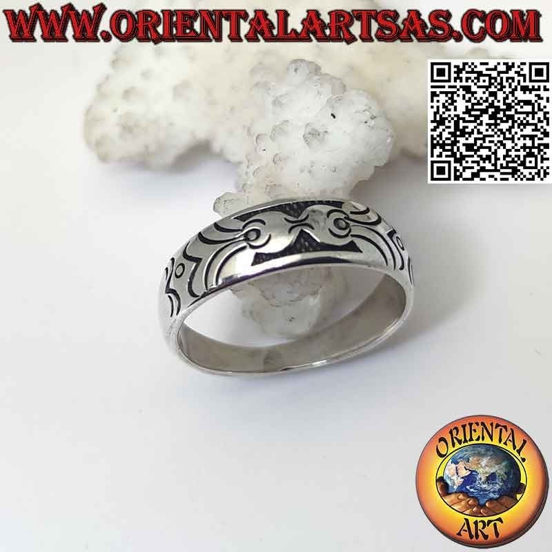 Bague en argent travaillée avec décor érotique maori gravé