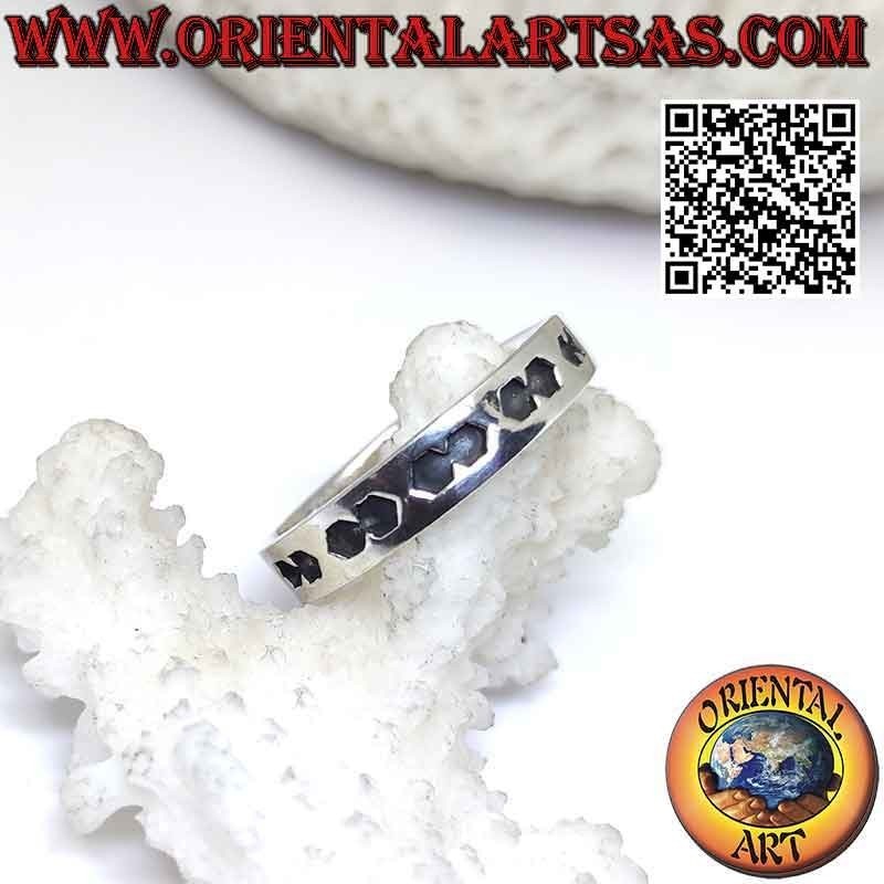 Bague en argent travaillée avec des formes hexagonales en bas-relief