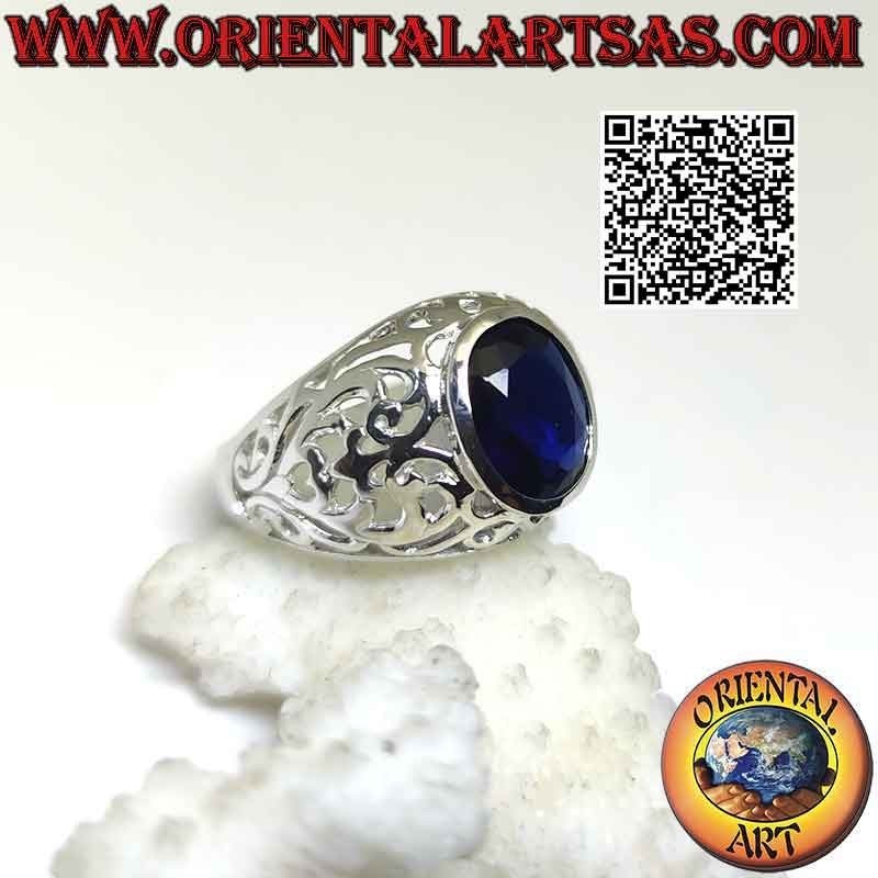 Anello in argento con zaffiro di sintesi ovale sfaccettato e decoro romantico barocco traforato