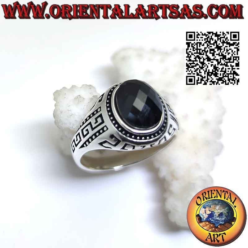 Anello in argento con spinello ovale sfaccettato e greche incise sui lati