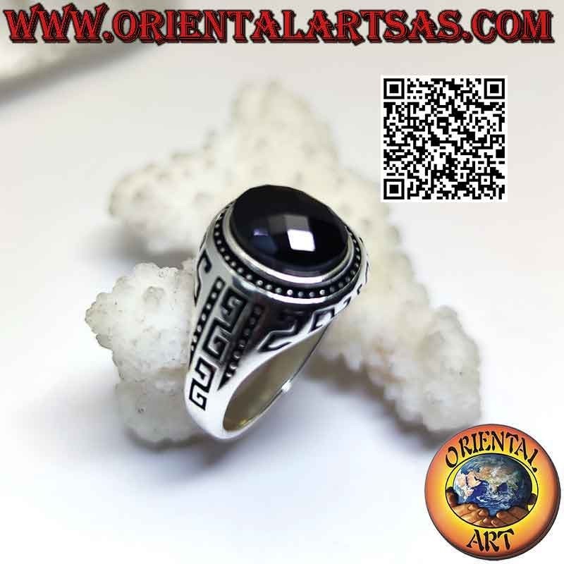 Bague en argent avec spinelle ovale facetté et grec gravé sur les côtés