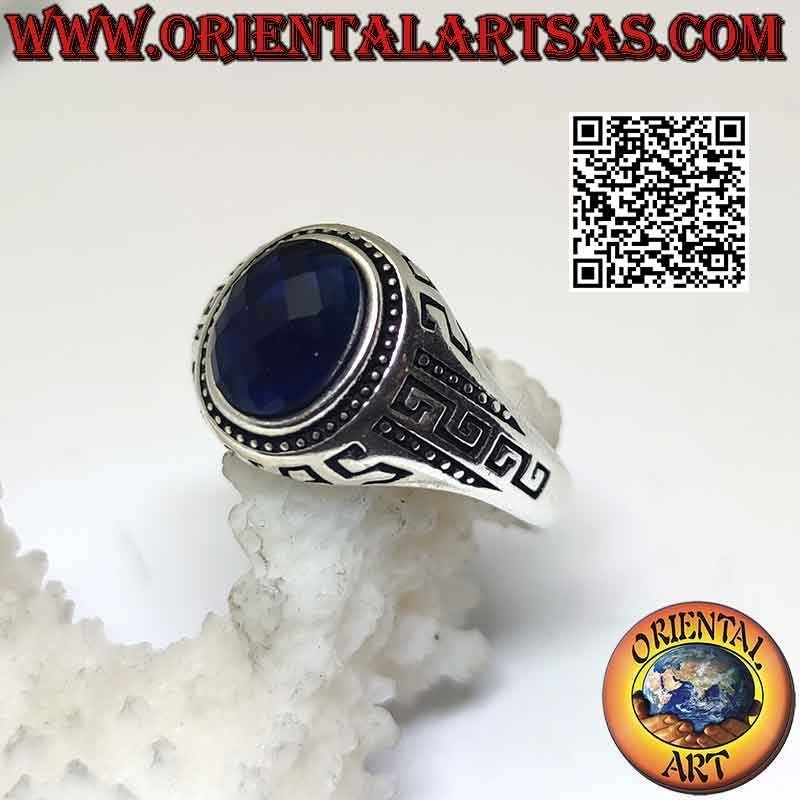 Anillo de plata con zafiro sintético oval facetado y greca grabada en los laterales