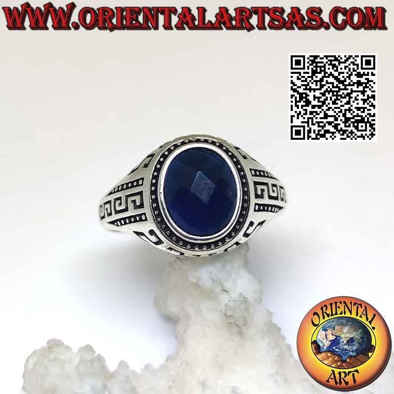 Anello in argento con zaffiro di sintesi ovale sfaccettato e greche incise sui lati