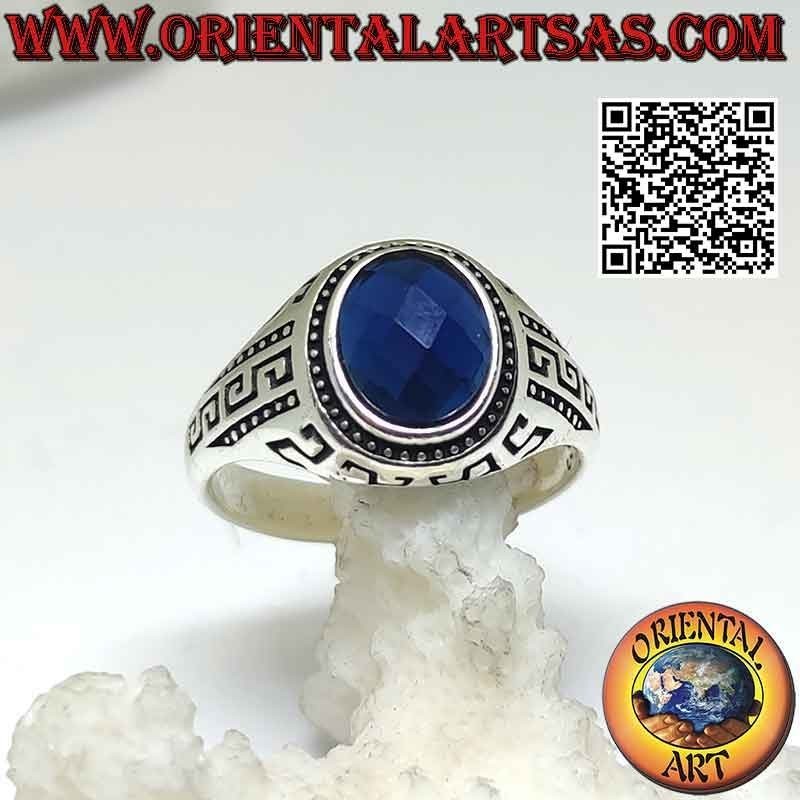 Bague en argent avec saphir synthétique ovale à facettes et grecque gravée sur les côtés