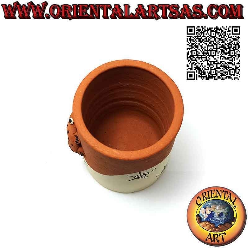 Portapenne cilindrico con ranocchio e spirali in terracotta realizzato a mano