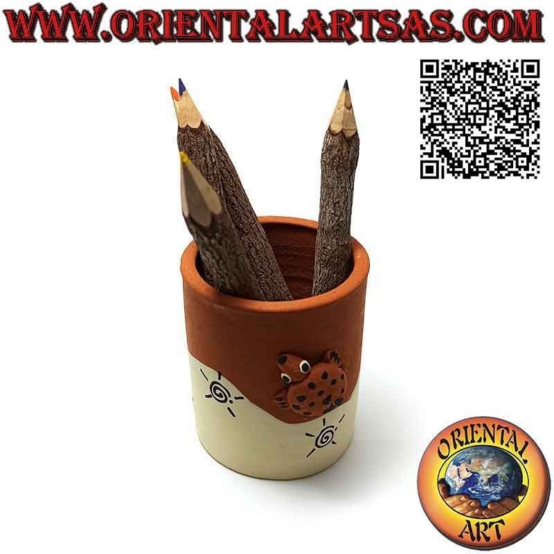 Portalápices cilíndrico hecho a mano con rana y espirales en terracota