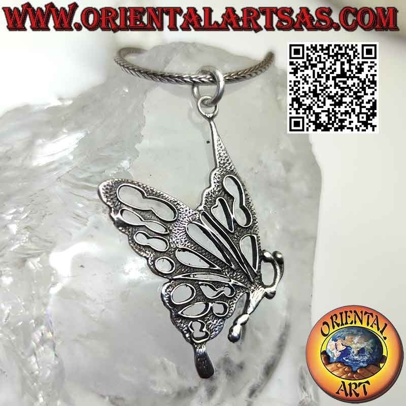 Colgante en plata mariposa con grandes alas de perfil