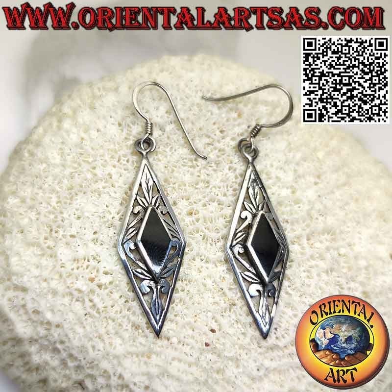 Pendientes de plata con ónix romboidal rodeados de decoración floral perforada