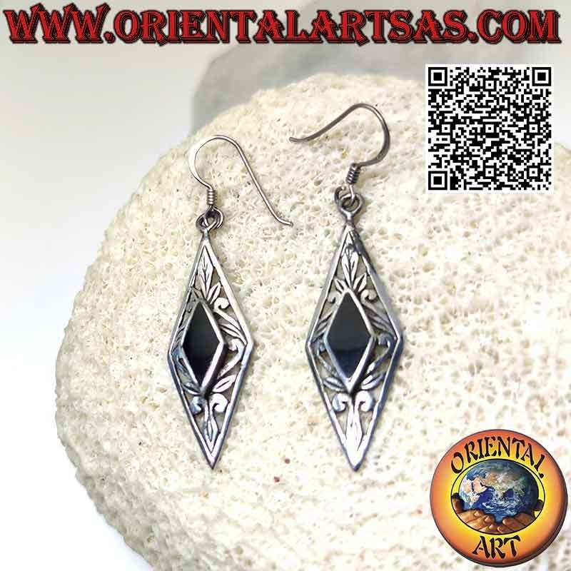 Pendientes de plata con ónix romboidal rodeados de decoración floral perforada