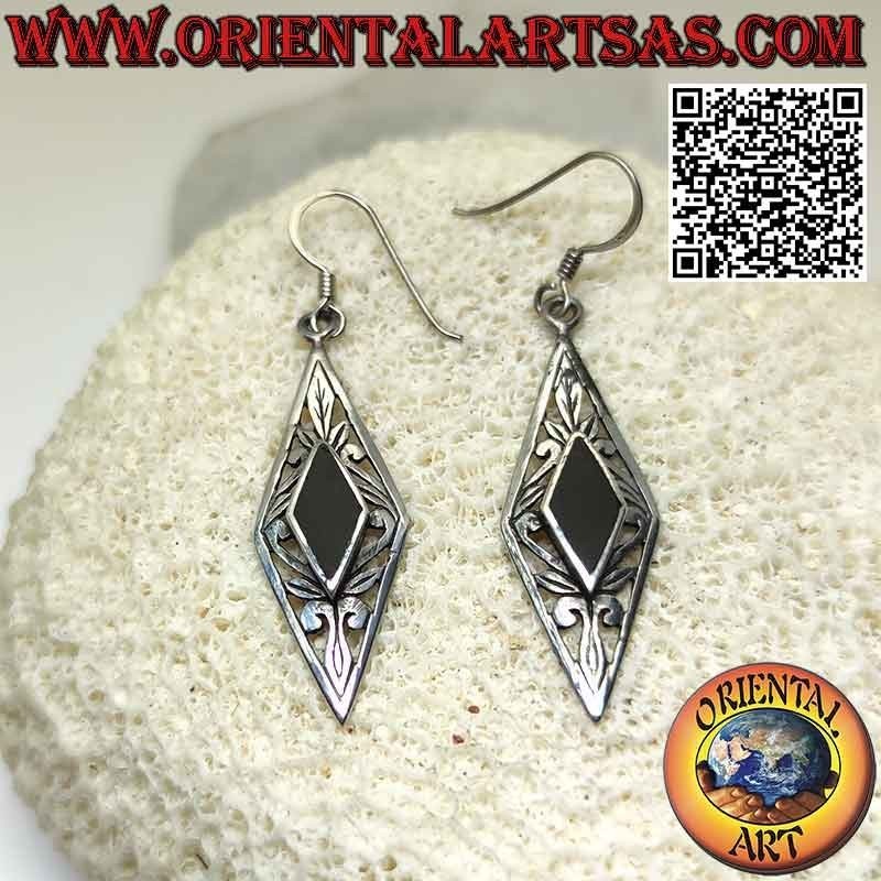 Silver earrings with rhomboid onyx surrounded by perforated floral decoration