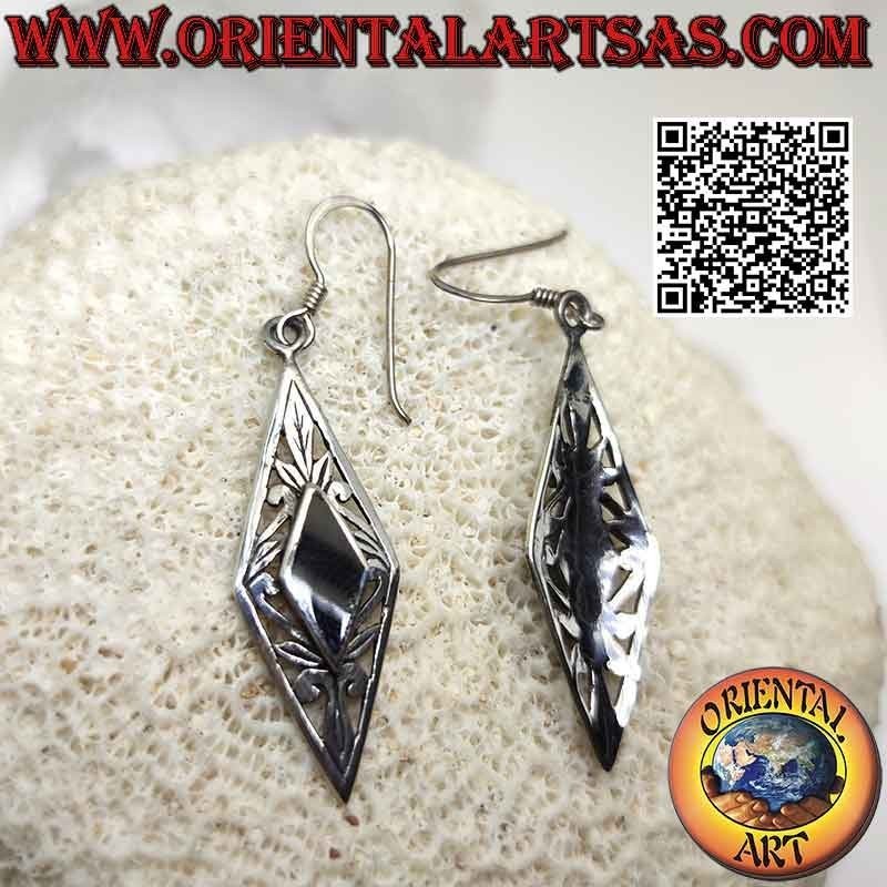 Pendientes de plata con ónix romboidal rodeados de decoración floral perforada