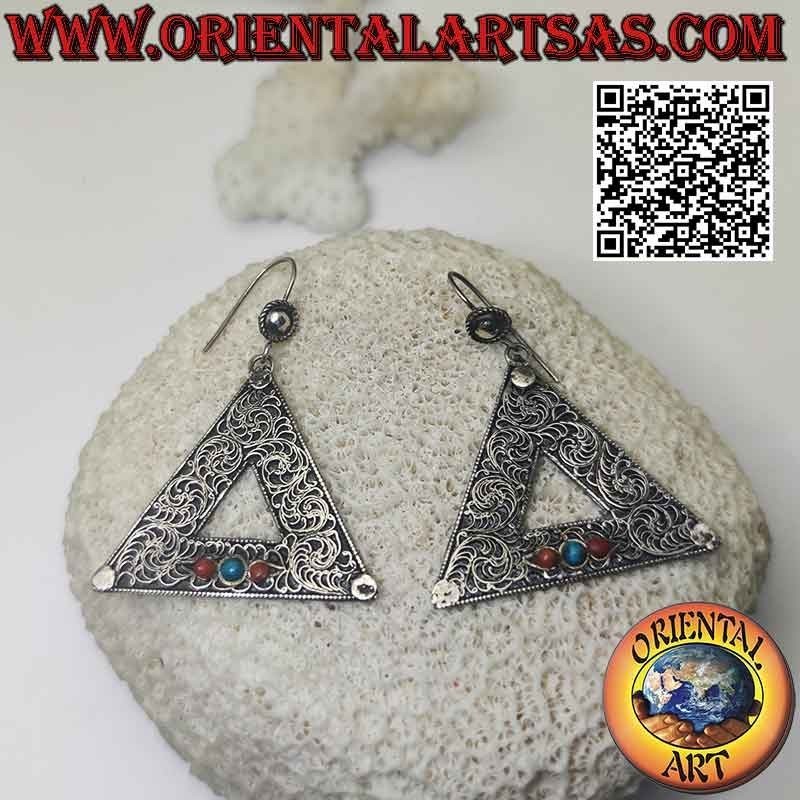 Boucles d'oreilles en argent, triangle décoré en filigrane avec trio de turquoises et coraux anciens naturels