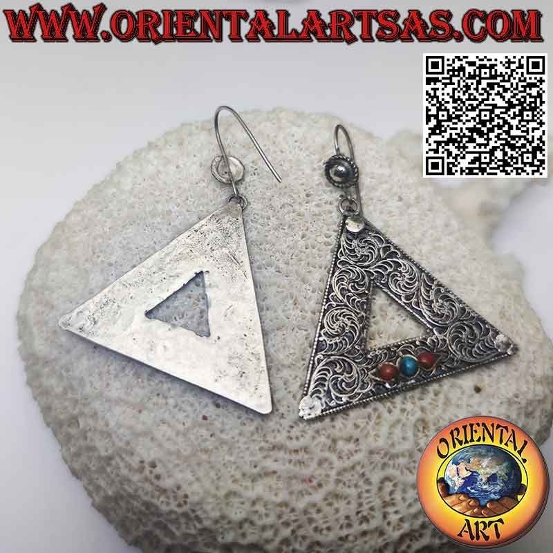 Pendientes de plata, triángulo decorado con filigrana con trío de turquesas y corales naturales milenarios