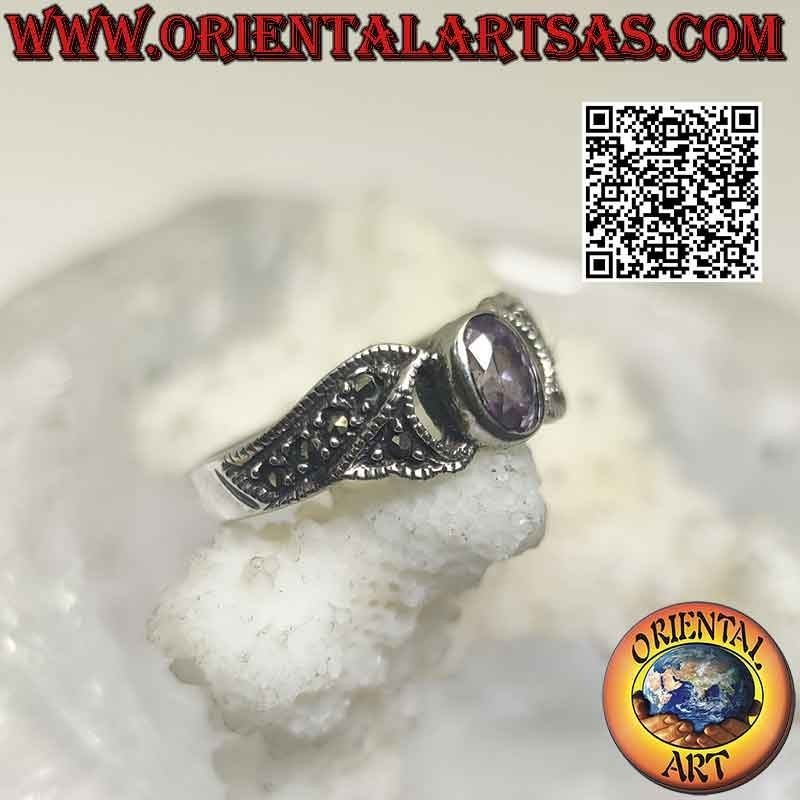 Bague en argent avec améthyste naturelle ovale à facettes et bandes serties de marcassite sur les côtés