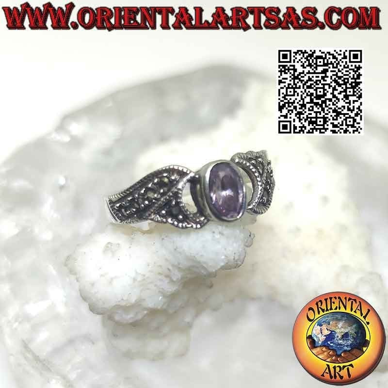 Anillo de plata con amatista natural ovalada facetada y bandas tachonadas de marcasita en los laterales