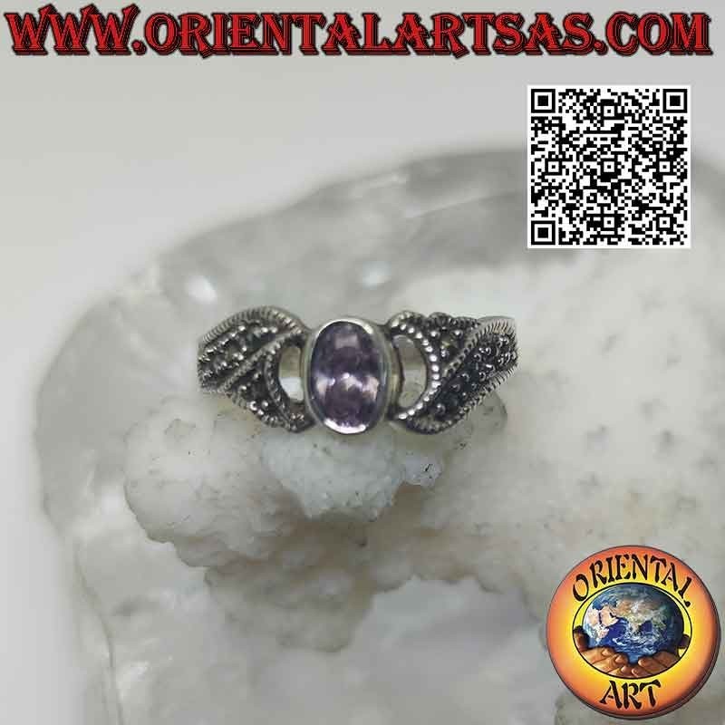 Silberring mit natürlichem, oval facettiertem Amethyst und seitlich mit Markasit besetzten Bändern