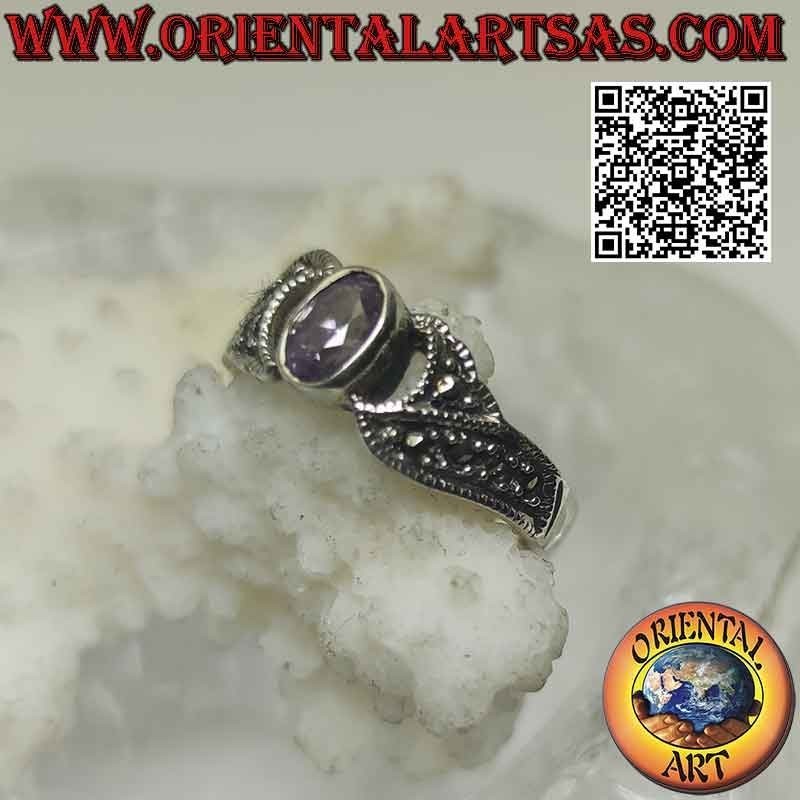 Anillo de plata con amatista natural ovalada facetada y bandas tachonadas de marcasita en los laterales