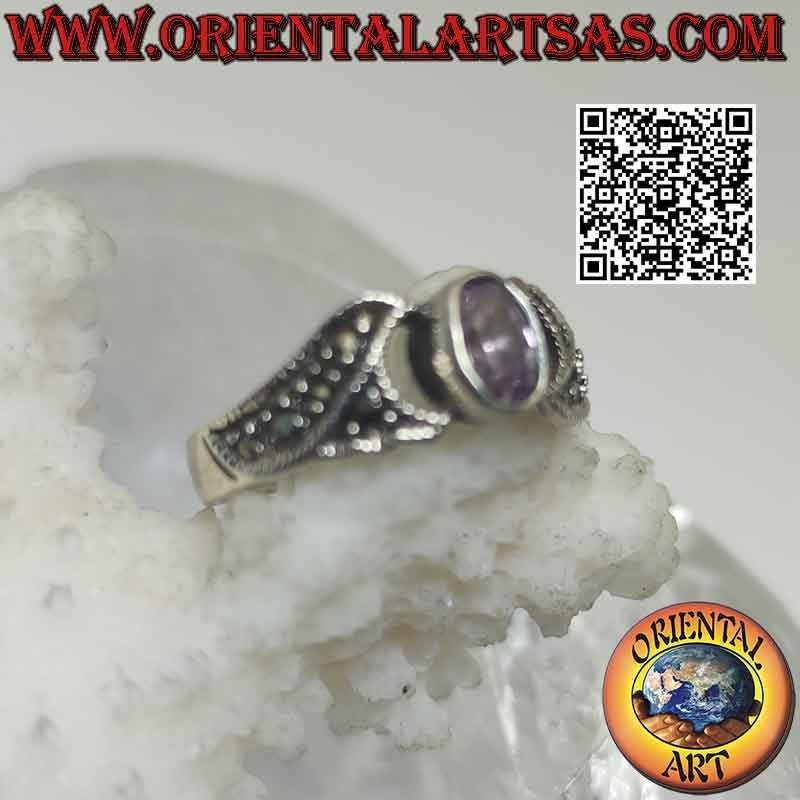Silberring mit natürlichem, oval facettiertem Amethyst und seitlich mit Markasit besetzten Bändern