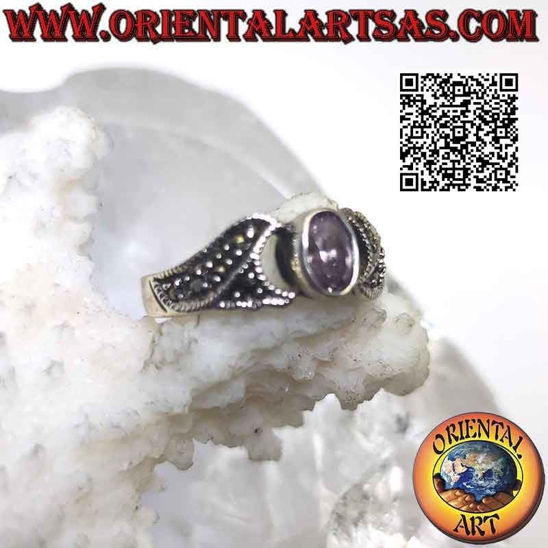 Anello in argento con ametista naturale ovale sfaccettata e fascette tempestate di marcassite sui lati