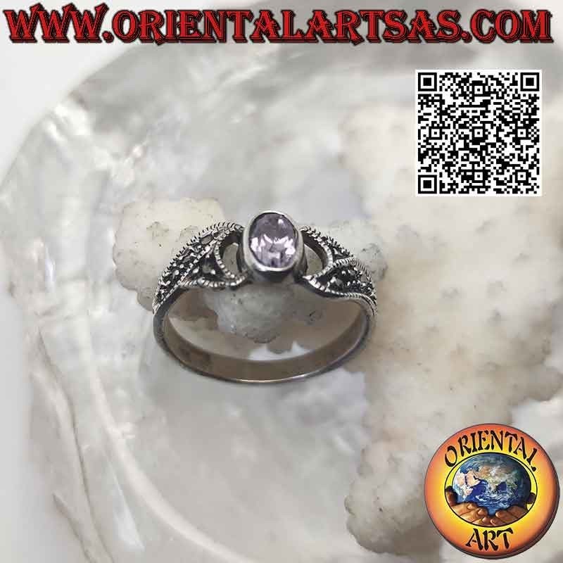 Anillo de plata con amatista natural ovalada facetada y bandas tachonadas de marcasita en los laterales