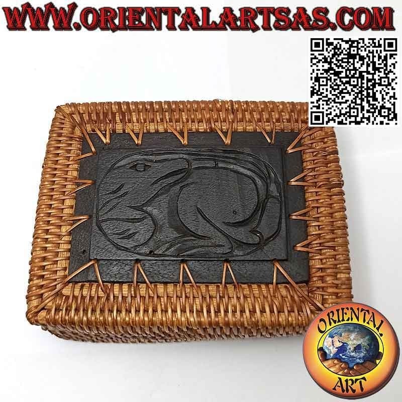 Scatola portagioie rettangolare con decoro inciso in legno di mogano e midollino (13 x 10)