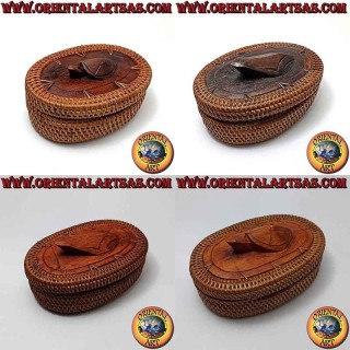 Joyero ovalado con escultura tallada en caoba y mimbre (15 x 10)