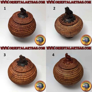 Kugelförmiges Schmuckkästchen mit geschnitzter Skulptur aus Mahagoni und Weide