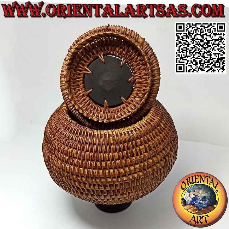 Joyero esférico con escultura tallada en caoba y mimbre