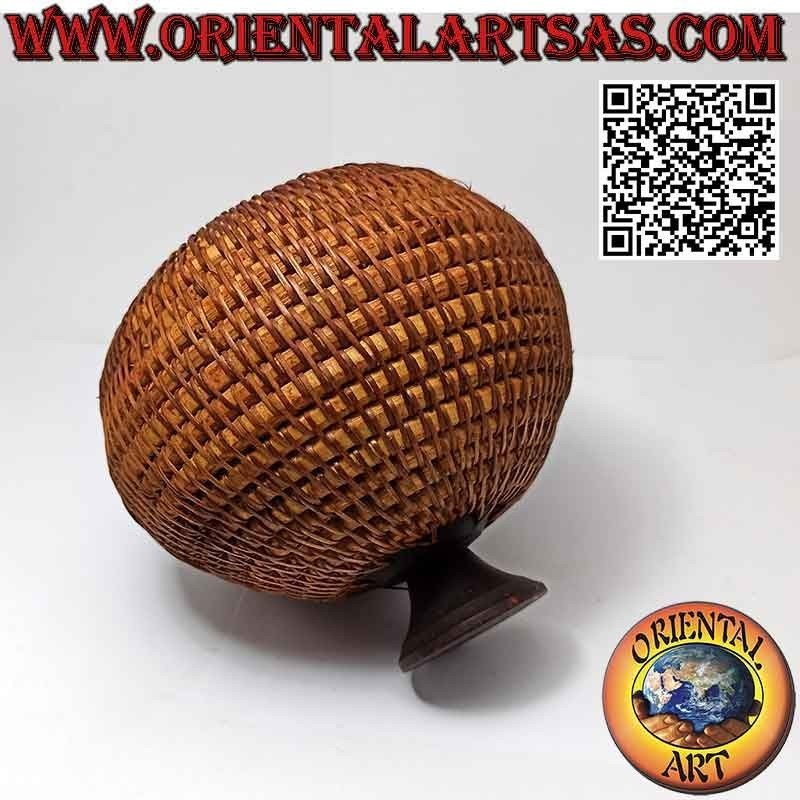 Joyero esférico con escultura tallada en caoba y mimbre