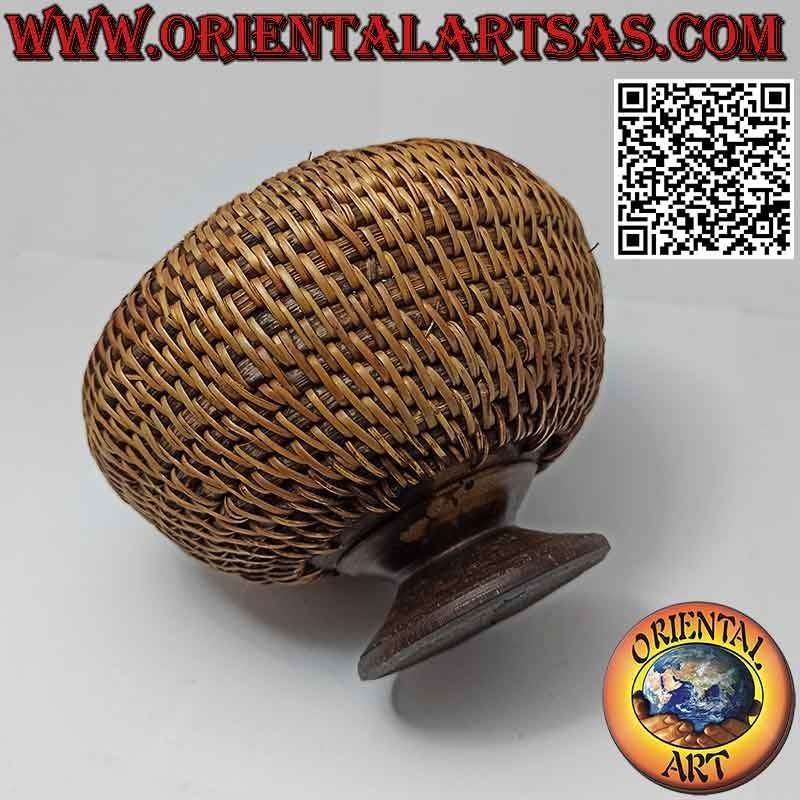 Joyero esférico con escultura tallada en caoba y mimbre