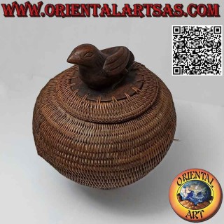 Scatola portagioie antica sferica con scultura intagliata in legno di mogano e midollino