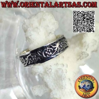 Anello in argento a fascia lavorata con decorazione floreale rampicante a bassorilievo