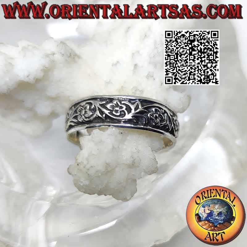 Silver ring with worked band with climbing flower decoration in bas-relief
