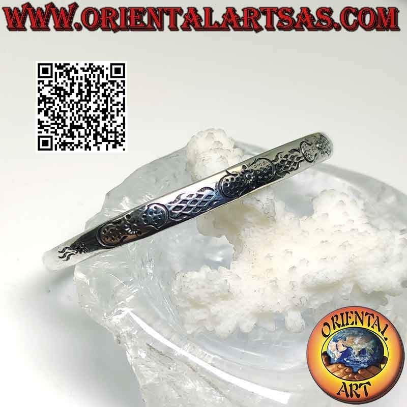 Rigid bracelet in 925 ‰ silver with engraved symmetrical Maori decoration and terminal ball