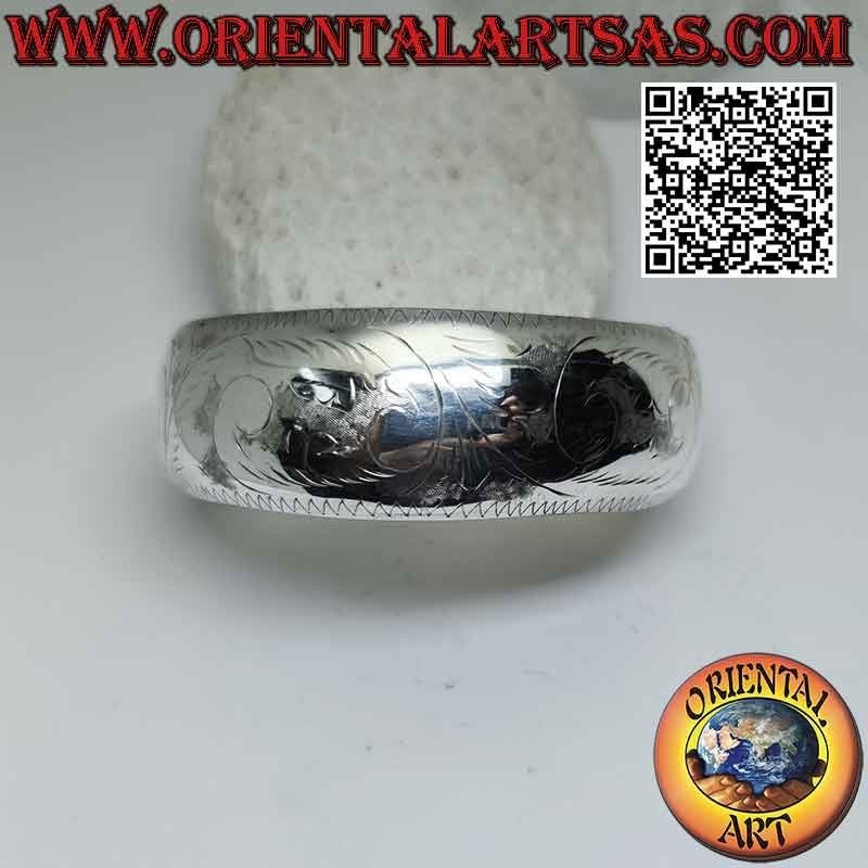 Wide, rounded and smooth 925 ‰ silver rigid bracelet with light baroque engravings