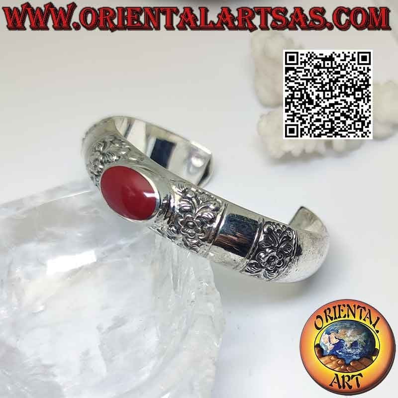 Bracciale rigido in argento 925‰ bombato con decorazioni floreali incise e agata rossa ovale