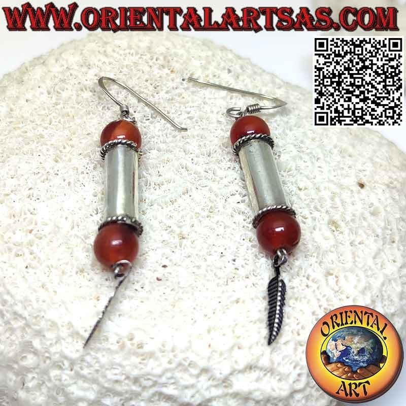 Orecchini in argento a cilindro con sfera di corniola sui terminali e piuma pendente