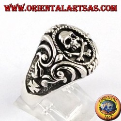 Anillo de plata, cráneo del pirata con la cruz lateral