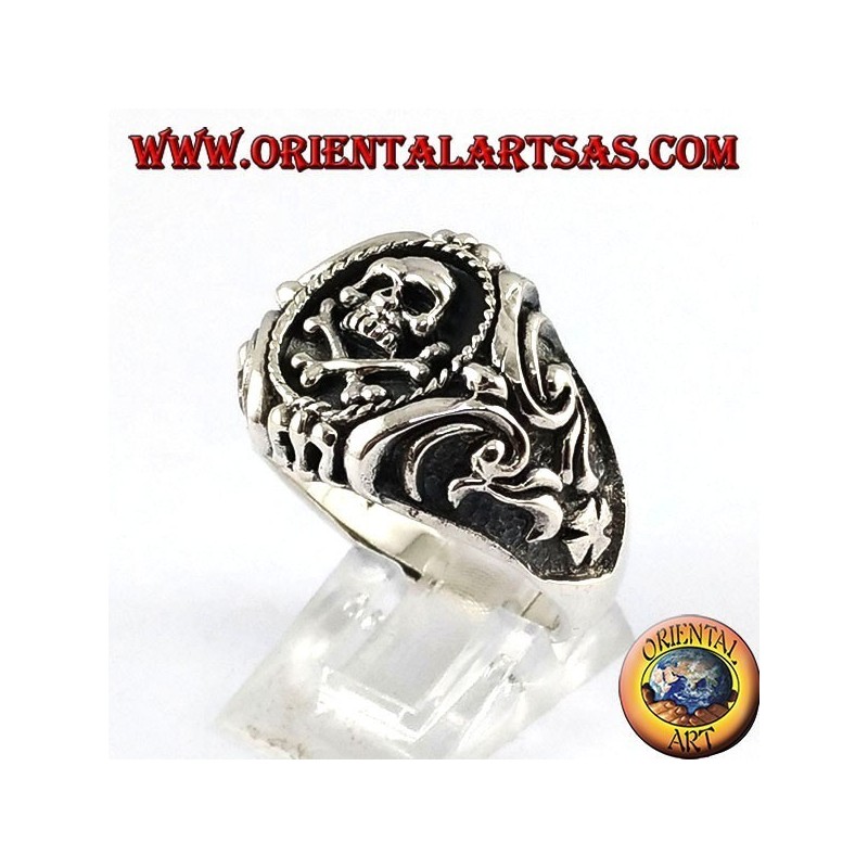 Anillo de plata, cráneo del pirata con la cruz lateral