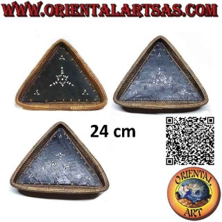 Plateau de service de table triangulaire Lombok en acajou, bord en osier et incrustations de nacre (moyen)