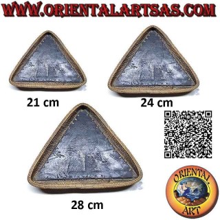 Vaciabolsillos bandeja triangular Lombok en madera de caoba lisa y borde de mimbre