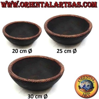 Bols concaves en bois d'acajou avec bord en rotin, disponibles en trois diamètres : 20 cm, 25 cm et 30 cm.