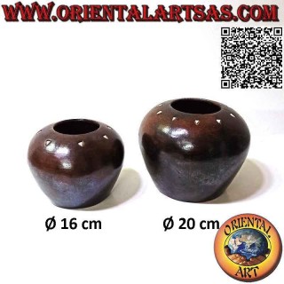 Ciotola bombata tradizionale di Lombok in terracotta scura con triangoli bianchi, fatta a mano