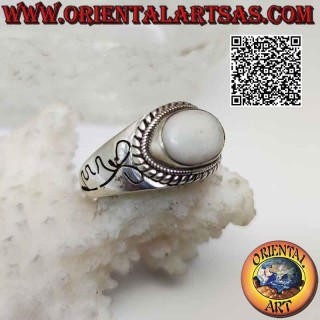 Bague en argent avec cabochon ovale en opale naturelle entourée de tressage et noeud gravé sur les côtés